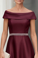 Laden Sie das Bild in den Galerie-Viewer, Burgundergrünes A-Linien-Satin mit abseits der Schulter Midi-Mutter der Braut Kleid mit Gürtel