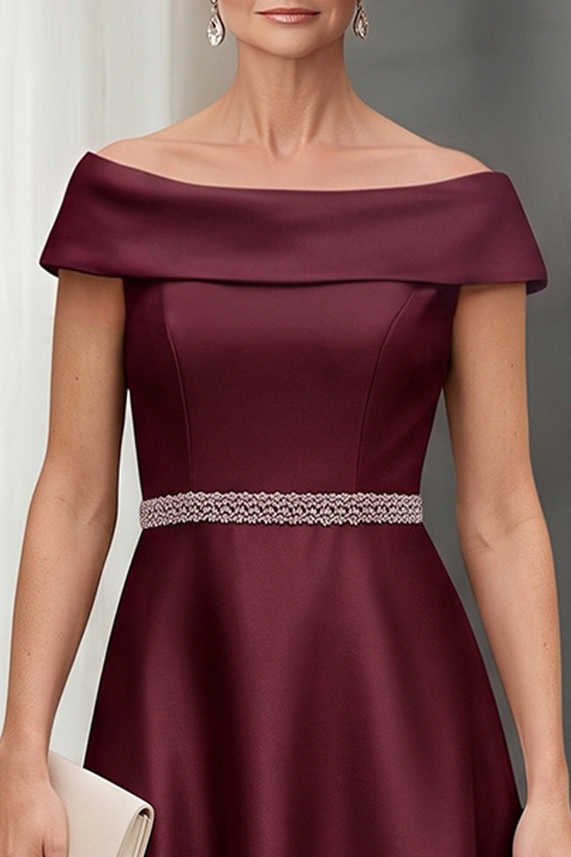 Laden Sie das Bild in den Galerie-Viewer, Burgundergrünes A-Linien-Satin mit abseits der Schulter Midi-Mutter der Braut Kleid mit Gürtel