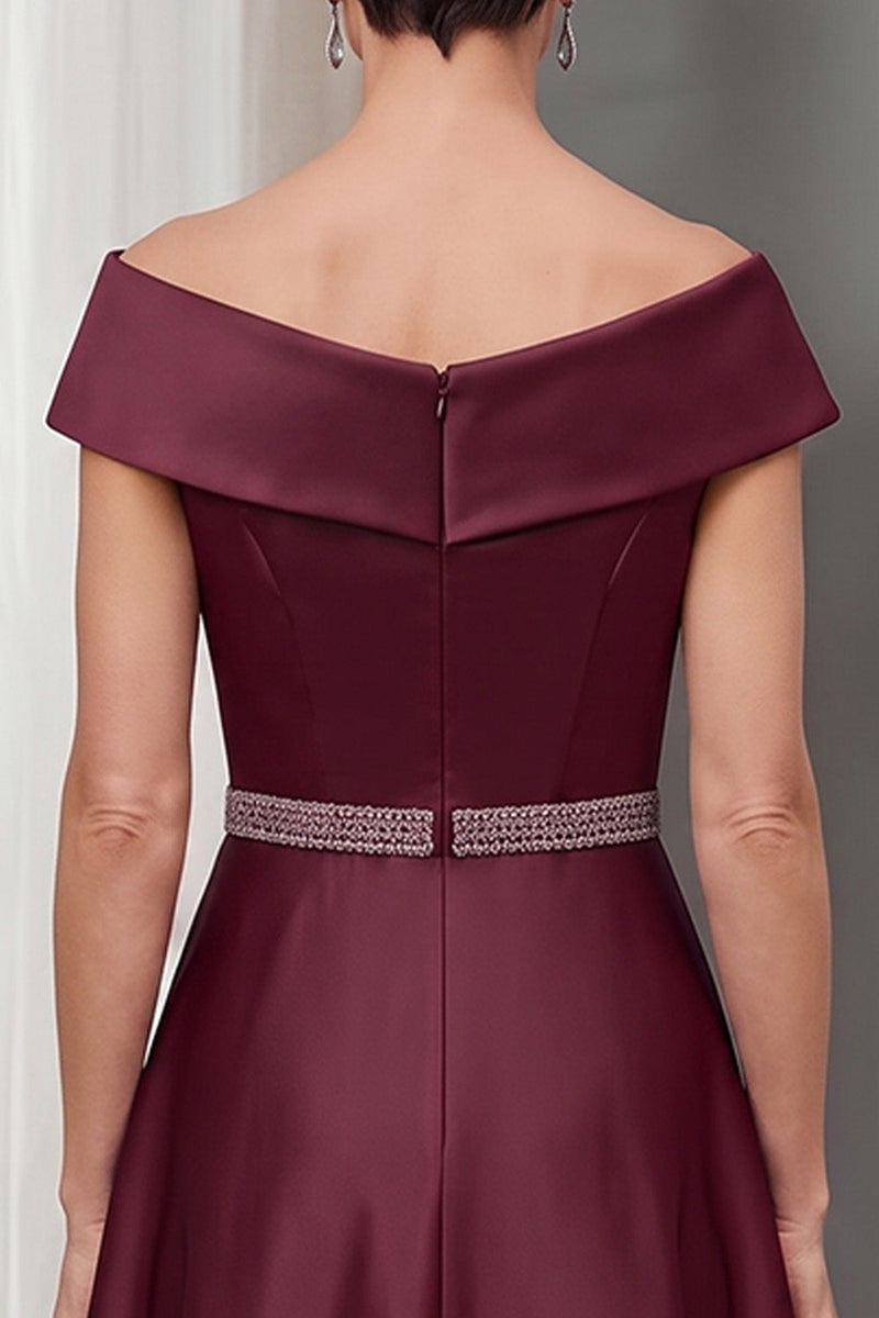 Laden Sie das Bild in den Galerie-Viewer, Burgundergrünes A-Linien-Satin mit abseits der Schulter Midi-Mutter der Braut Kleid mit Gürtel