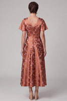 Laden Sie das Bild in den Galerie-Viewer, Rötlich-braunes A-Linie-Satin-Print-Midi-Kleid mit V-Ausschnitt-Muster Mutter der Braut und flatternden Ärmeln