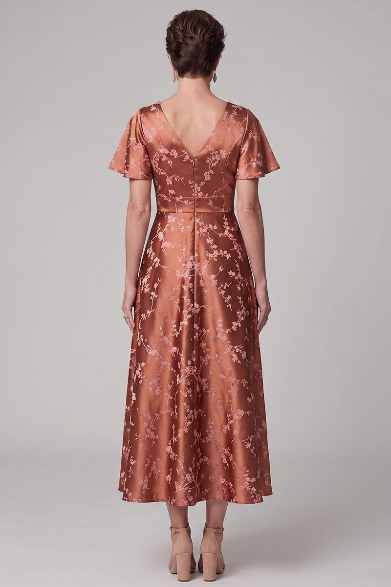 Laden Sie das Bild in den Galerie-Viewer, Rötlich-braunes A-Linie-Satin-Print-Midi-Kleid mit V-Ausschnitt-Muster Mutter der Braut und flatternden Ärmeln