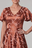 Laden Sie das Bild in den Galerie-Viewer, Rötlich-braunes A-Linie-Satin-Print-Midi-Kleid mit V-Ausschnitt-Muster Mutter der Braut und flatternden Ärmeln