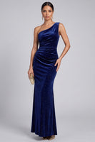 Laden Sie das Bild in den Galerie-Viewer, Glitzerndes Marineblaues Samt Abendkleid mit einer Schulter und Falten