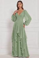 Laden Sie das Bild in den Galerie-Viewer, Espresso A-Linie V-Ausschnitt Puffärmel Maxi Brautjungfernkleid mit Rüschen