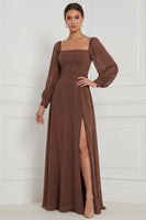 Laden Sie das Bild in den Galerie-Viewer, Espresso A-Linie Quadrathals Puffärmel Maxi Brautjungfernkleid mit Seitenschlitz