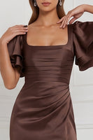 Laden Sie das Bild in den Galerie-Viewer, Espresso Scheide Maxi Brautjungfernkleid mit Schlitz und quadratischem Ausschnitt