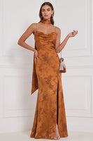 Laden Sie das Bild in den Galerie-Viewer, Burnt Orange Sheath Cowl Satin Bedrucktes Maxi Brautjungfernkleid mit seitlichem Schlitz
