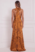 Laden Sie das Bild in den Galerie-Viewer, Burnt Orange Sheath Cowl Satin Bedrucktes Maxi Brautjungfernkleid mit seitlichem Schlitz