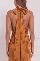 Laden Sie das Bild in den Galerie-Viewer, Burnt Orange Sheath Cowl Satin Bedrucktes Maxi Brautjungfernkleid mit seitlichem Schlitz