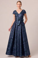 Laden Sie das Bild in den Galerie-Viewer, Marineblaues V-Ausschnitt Jacquard A-Linie Mützenärmel Langes Mutter der Braut Kleid mit Schleifenschärpe