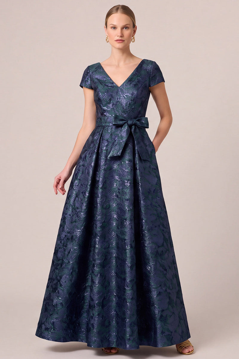 Laden Sie das Bild in den Galerie-Viewer, Marineblaues V-Ausschnitt Jacquard A-Linie Mützenärmel Langes Mutter der Braut Kleid mit Schleifenschärpe