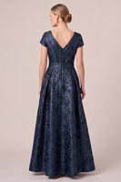 Laden Sie das Bild in den Galerie-Viewer, Marineblaues V-Ausschnitt Jacquard A-Linie Mützenärmel Langes Mutter der Braut Kleid mit Schleifenschärpe
