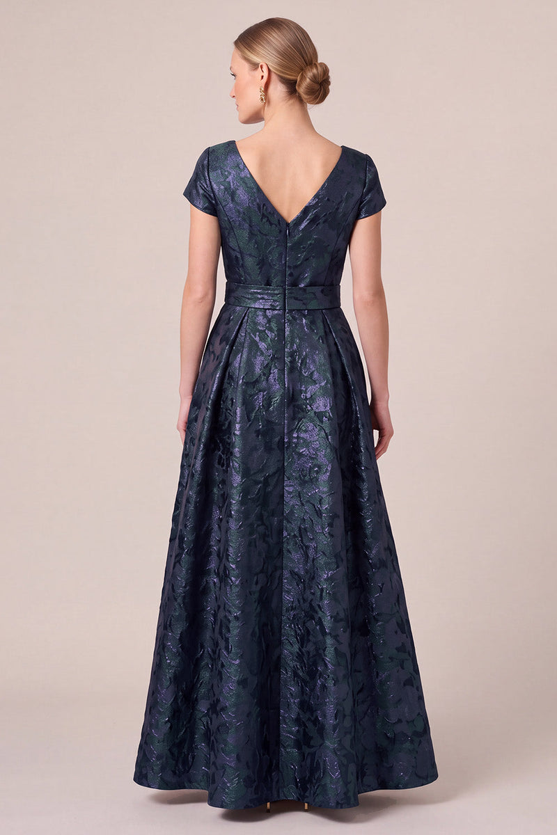 Laden Sie das Bild in den Galerie-Viewer, Marineblaues V-Ausschnitt Jacquard A-Linie Mützenärmel Langes Mutter der Braut Kleid mit Schleifenschärpe