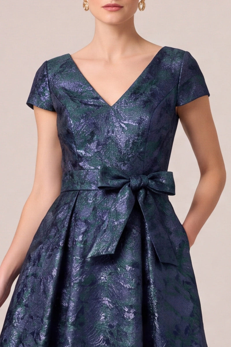 Laden Sie das Bild in den Galerie-Viewer, Marineblaues V-Ausschnitt Jacquard A-Linie Mützenärmel Langes Mutter der Braut Kleid mit Schleifenschärpe