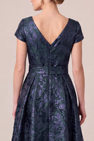 Laden Sie das Bild in den Galerie-Viewer, Marineblaues V-Ausschnitt Jacquard A-Linie Mützenärmel Langes Mutter der Braut Kleid mit Schleifenschärpe