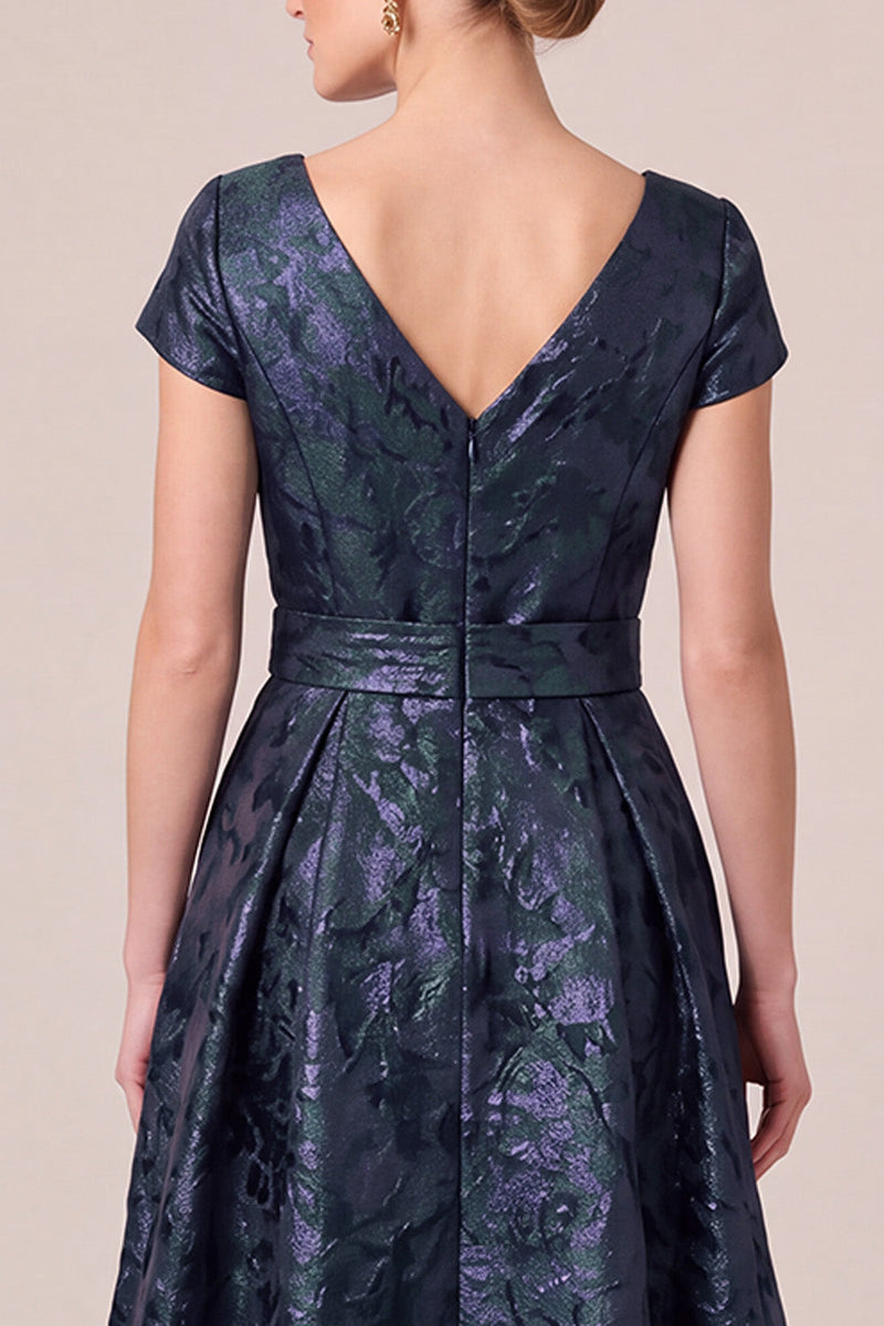 Laden Sie das Bild in den Galerie-Viewer, Marineblaues V-Ausschnitt Jacquard A-Linie Mützenärmel Langes Mutter der Braut Kleid mit Schleifenschärpe