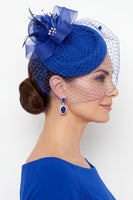 Laden Sie das Bild in den Galerie-Viewer, Fuchsia Sinamay Birdcage Veil 3D Stoff Blumen Faszinatorhut mit Feder