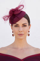 Laden Sie das Bild in den Galerie-Viewer, Burgunderrote Filz-Bunkerbasis 3D Crinoline Rose Flower Crinoline Loops Fascinator Hut mit Federn