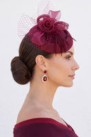 Laden Sie das Bild in den Galerie-Viewer, Burgunderrote Filz-Bunkerbasis 3D Crinoline Rose Flower Crinoline Loops Fascinator Hut mit Federn