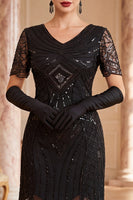 Laden Sie das Bild in den Galerie-Viewer, Schwarzes V-Ausschnitt mit kurzen Ärmeln und Paillettenbesetztem Kleid aus den 1920er Jahren mit Fransen