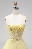 Laden Sie das Bild in den Galerie-Viewer, Gelbes Ballkleid Korsett Trägerloses Perlen Langes Abschlussballkleid mit Rüschen
