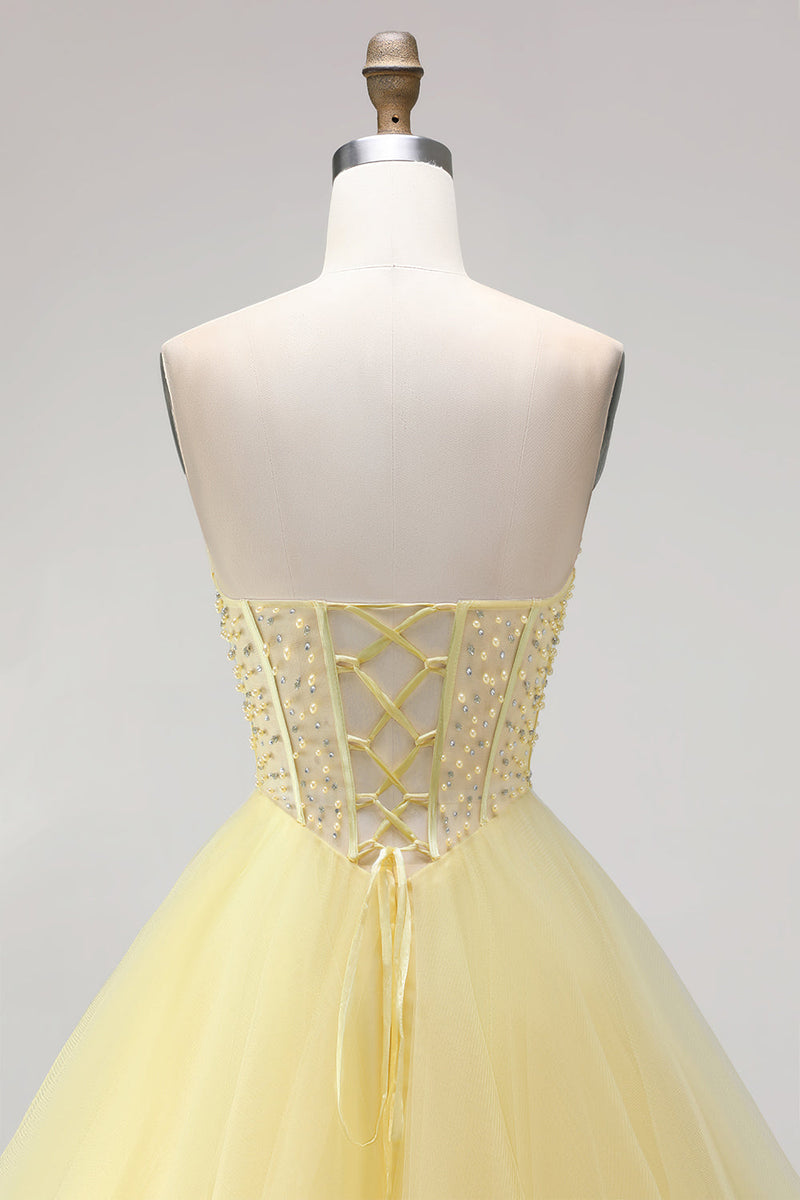 Laden Sie das Bild in den Galerie-Viewer, Gelbes Ballkleid Korsett Trägerloses Perlen Langes Abschlussballkleid mit Rüschen