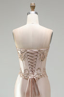 Laden Sie das Bild in den Galerie-Viewer, Champagner-Satin-Meerjungfrauen-Korsett, strapless langes Abschlussball-Kleid mit Perlenbestickung