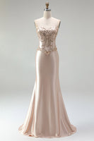 Laden Sie das Bild in den Galerie-Viewer, Champagner-Satin-Meerjungfrauen-Korsett, strapless langes Abschlussball-Kleid mit Perlenbestickung