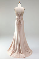 Laden Sie das Bild in den Galerie-Viewer, Champagner-Satin-Meerjungfrauen-Korsett, strapless langes Abschlussball-Kleid mit Perlenbestickung