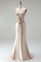 Laden Sie das Bild in den Galerie-Viewer, Champagner-Satin-Meerjungfrauen-Korsett, strapless langes Abschlussball-Kleid mit Perlenbestickung
