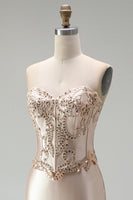 Laden Sie das Bild in den Galerie-Viewer, Champagner-Satin-Meerjungfrauen-Korsett, strapless langes Abschlussball-Kleid mit Perlenbestickung