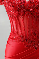 Laden Sie das Bild in den Galerie-Viewer, Rotes Schulterfreies Meerjungfrauen Korsett Satin Gerafftes Pailletten Applikationen Langes Abschlussballkleid mit Schlitz