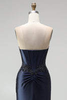 Laden Sie das Bild in den Galerie-Viewer, Dunkelblaues Meerjungfrauen Korsett Perlenapplikationen Satin Trägerloses Langes Abschlussballkleid mit Schlitz