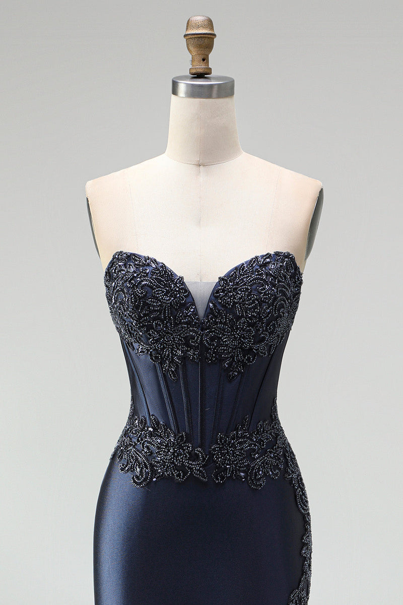 Laden Sie das Bild in den Galerie-Viewer, Dunkelblaues Meerjungfrauen Korsett Perlenapplikationen Satin Trägerloses Langes Abschlussballkleid mit Schlitz