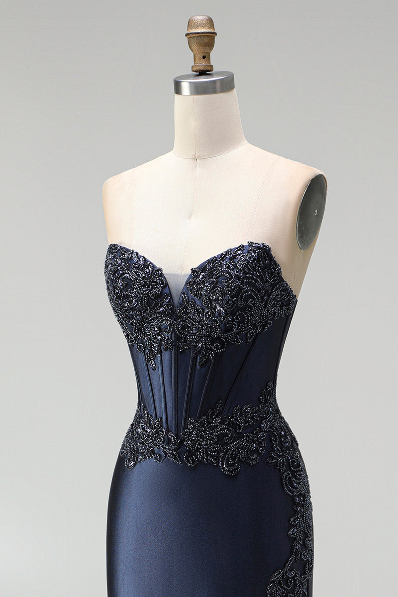 Laden Sie das Bild in den Galerie-Viewer, Dunkelblaues Meerjungfrauen Korsett Perlenapplikationen Satin Trägerloses Langes Abschlussballkleid mit Schlitz
