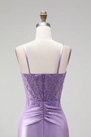 Laden Sie das Bild in den Galerie-Viewer, Flieder Satin Korsett Transparente 3D-Blumenapplikationen Gerafftes Spaghettiträger Langes Abschlussballkleid