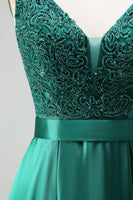 Laden Sie das Bild in den Galerie-Viewer, Dunkelgrün V Ausschnitt Satin A-Linien Applikationen Langes Abiballkleid mit Perlenbesatz