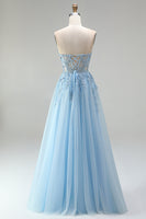 Laden Sie das Bild in den Galerie-Viewer, Himmelblaues Korsett, transparente Blumenapplikationen, A-Linie Pailletten, trägerloses langes Abschlussballkleid mit seitlichem Schlitz