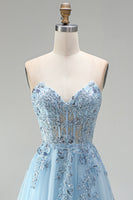 Laden Sie das Bild in den Galerie-Viewer, Himmelblaues Korsett, transparente Blumenapplikationen, A-Linie Pailletten, trägerloses langes Abschlussballkleid mit seitlichem Schlitz