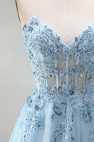 Laden Sie das Bild in den Galerie-Viewer, Himmelblaues Korsett, transparente Blumenapplikationen, A-Linie Pailletten, trägerloses langes Abschlussballkleid mit seitlichem Schlitz
