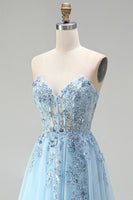 Laden Sie das Bild in den Galerie-Viewer, Himmelblaues Korsett, transparente Blumenapplikationen, A-Linie Pailletten, trägerloses langes Abschlussballkleid mit seitlichem Schlitz