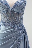 Laden Sie das Bild in den Galerie-Viewer, Graublaues Meerjungfrauen Strassstein Korsett Durchsichtiges Gerafftes Satin Spaghettiträger Langes Abschlussballkleid mit Schlitz