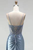 Laden Sie das Bild in den Galerie-Viewer, Graublaues Meerjungfrauen Strassstein Korsett Durchsichtiges Gerafftes Satin Spaghettiträger Langes Abschlussballkleid mit Schlitz