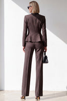 Laden Sie das Bild in den Galerie-Viewer, Kaffee-Pinstripe-V-Ausschnitt 2-teilige Peplum-Damenanzüge mit Taschen