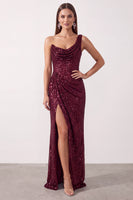 Laden Sie das Bild in den Galerie-Viewer, Burgunderrotes Asymmetrisches Einschulter Cowl Pailletten Scheiden Langes Weihnachtspartykleid mit Schlitz