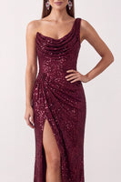 Laden Sie das Bild in den Galerie-Viewer, Burgunderrotes Asymmetrisches Einschulter Cowl Pailletten Scheiden Langes Weihnachtspartykleid mit Schlitz