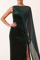 Laden Sie das Bild in den Galerie-Viewer, Dunkelgrünes Bateau-Hals Samt Scheide Perlen Ein Schulter Langes Weihnachtsfestkleid mit Chiffon-Cape
