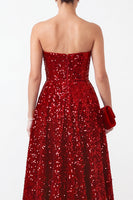 Laden Sie das Bild in den Galerie-Viewer, Glitzerndes Rotes A-Linie Trägerloses Pailletten Hoch Niedrig Stufen Satin Weihnachtsfestkleid
