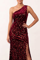 Laden Sie das Bild in den Galerie-Viewer, Glitzerndes Burgunderrotes Pailletten Samt Ein-Schulter Scheide Langes Weihnachtsparty-Kleid mit Schlitz