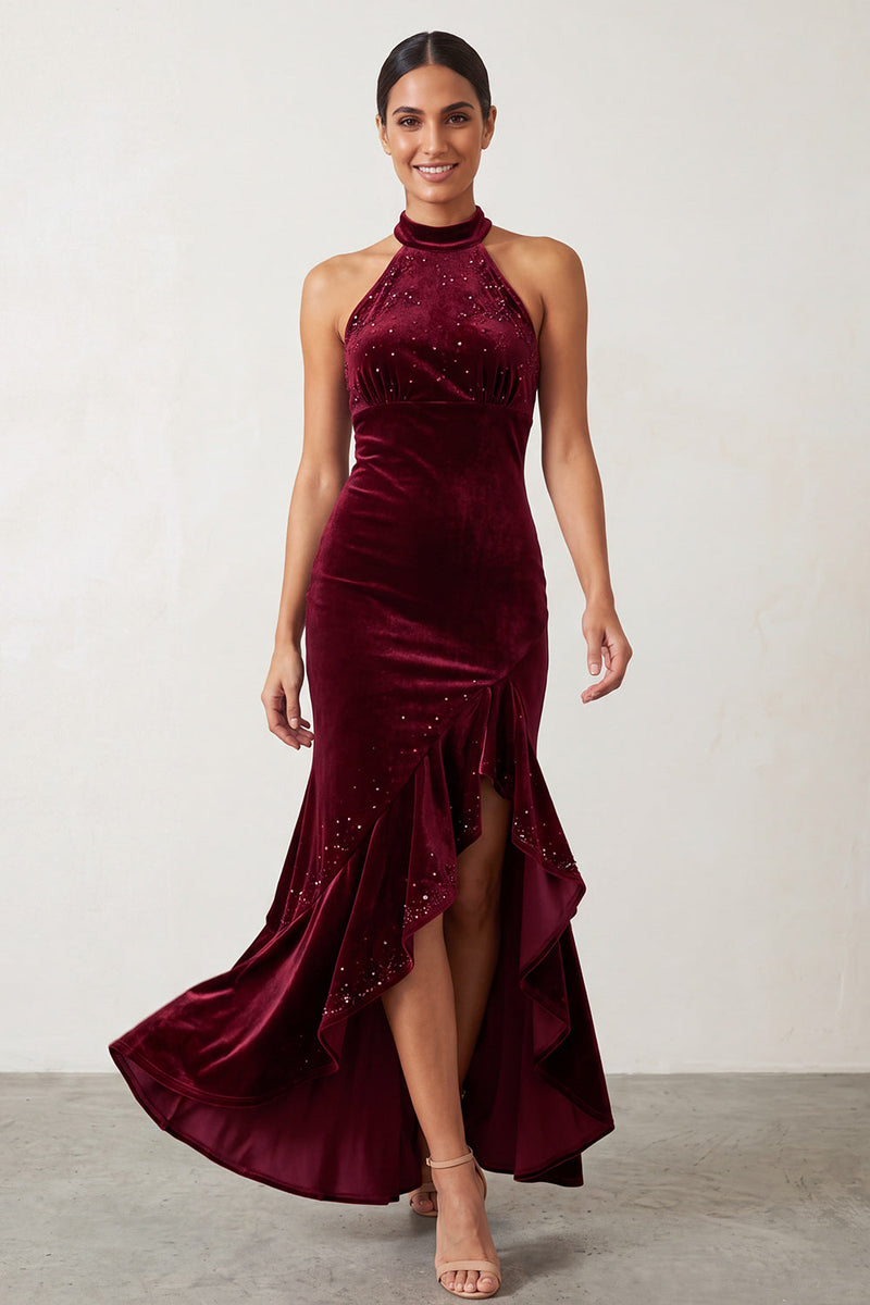 Laden Sie das Bild in den Galerie-Viewer, Burgunderrotes Samt Meerjungfrauen Hoch Niedrig Partykleid mit Perlenmuster und Rüschenschlitz